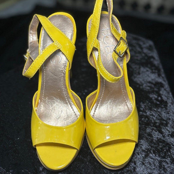 BCBG Yellow Peep Toe Platform - Picture 1 of 4